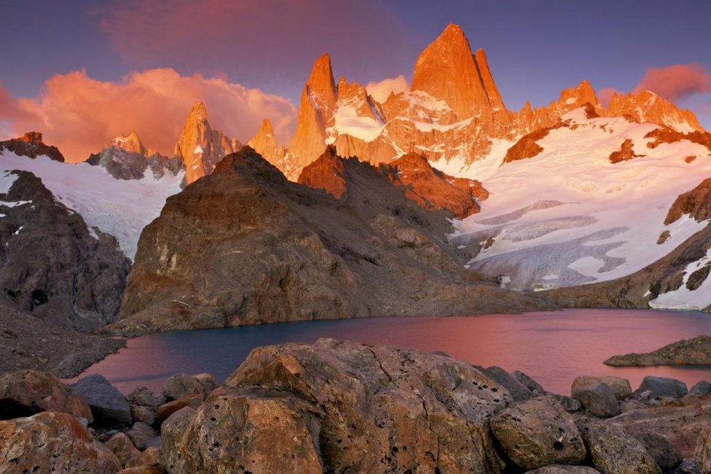 Actividades al Aire Libre en Argentina: Guía Completa para Aventureros El Cerro Fitz Roy una de las principales actividades de Argentina para realizar al aire libre