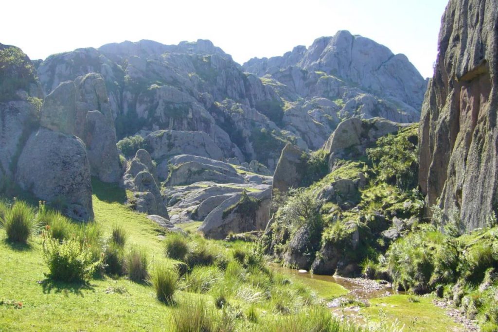 Actividades al Aire Libre en Argentina: Guía Completa para Aventureros Los Gigantes en Córdoba, una gran actividad para realizar al aire libre