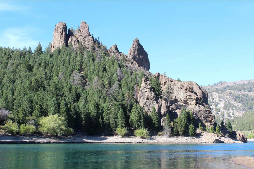 Actividades al Aire Libre en Argentina: Guía Completa para Aventureros El Río Limay en nuestra Patagonia, un lugar ideal para la práctica de pesca con mosca